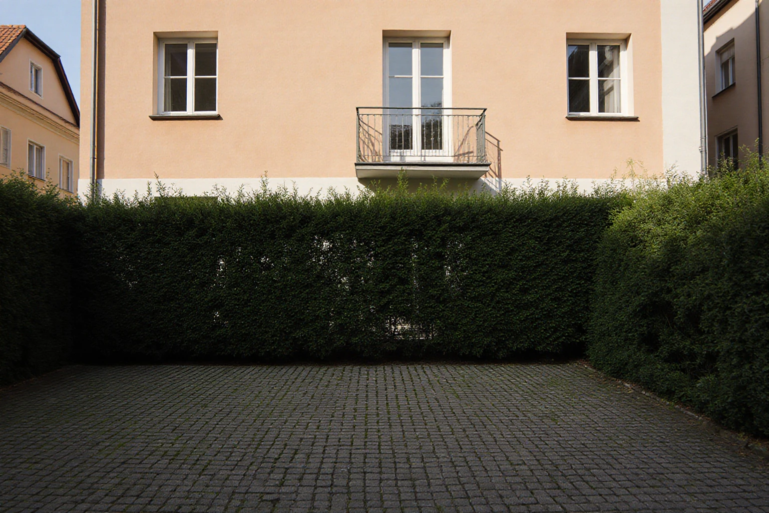 Wohngebäudeteil mit zugehörigem Garten und Hof